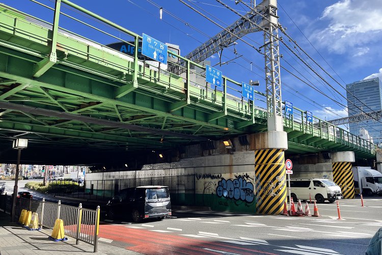 橋の西側、間近から見たところ。