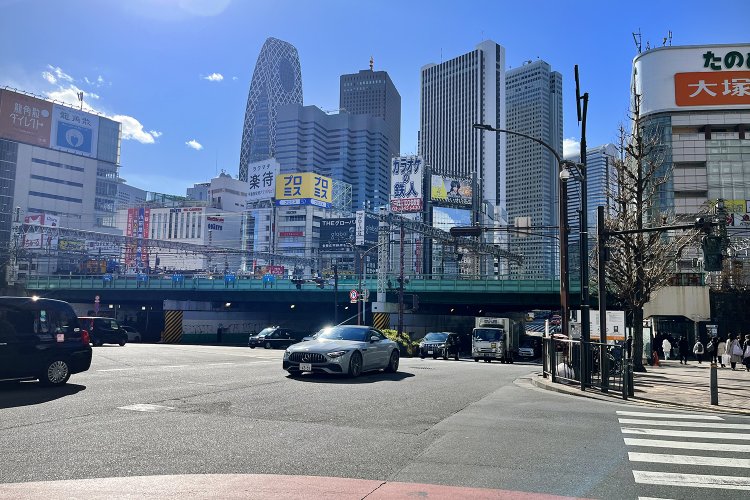 東側から見ると、西口の高層ビル群がよく見える。