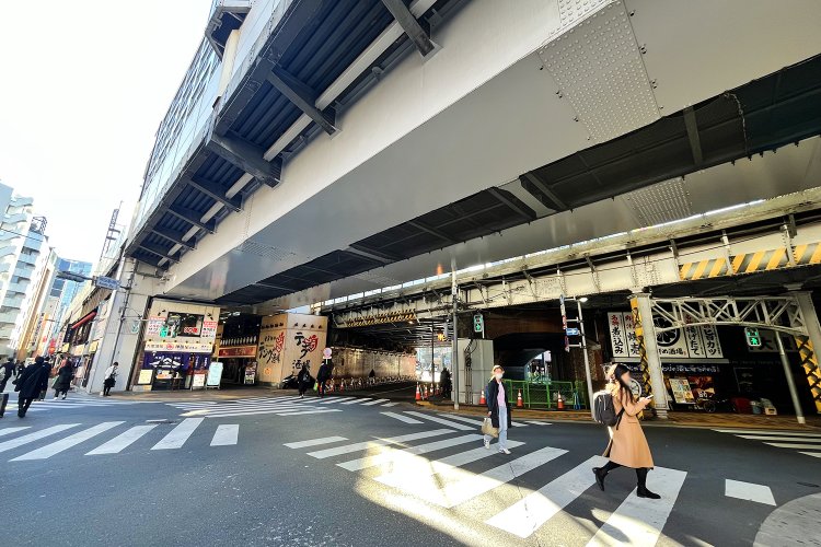 橋の東側。頭上は新幹線の高架で、中央奥が千代田橋ガード、右に行くと新石橋架道橋。