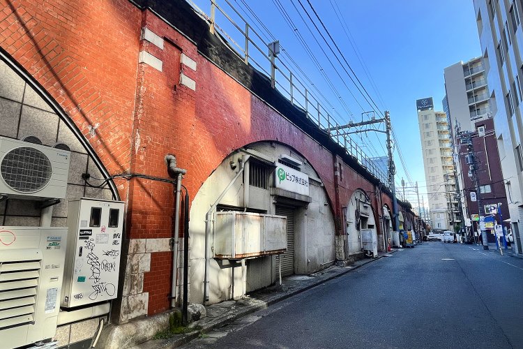 神田駅南側に続くレンガのアーチ。
