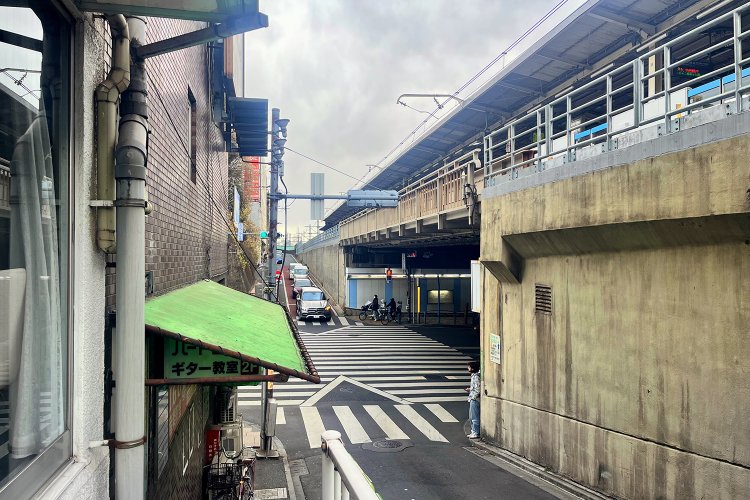 間之坂から見下ろすと、切り通しの形がよくわかる。