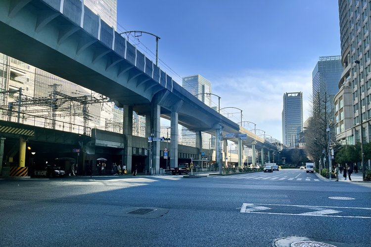 奥に見えるのが東京駅。
