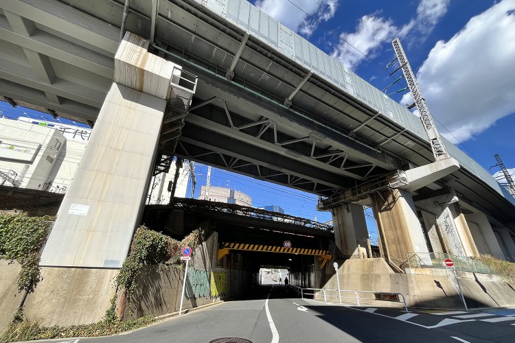 南側から見たところ。手前の高い高架を新幹線が走る。