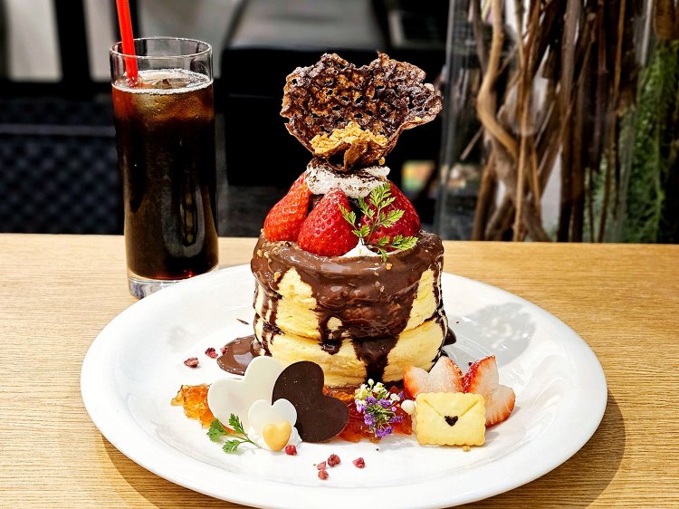 プラリネチョコ苺パンケーキ 単品1890円、ドリンクセット2190円（2025年1月31日〜3月11日の期間限定）。