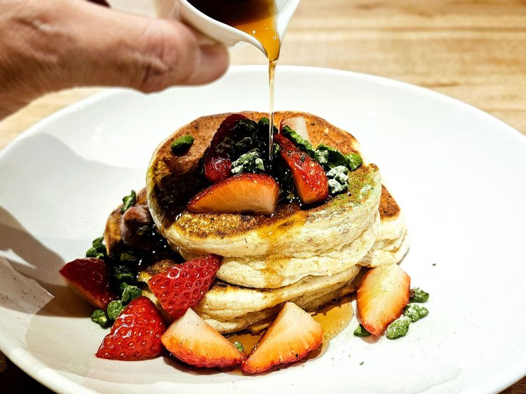 横浜赤レンガ倉庫限定 ベリーベリーパンケーキ - 苺、八女抹茶、ベリーバター、ピスタチオ2200円。