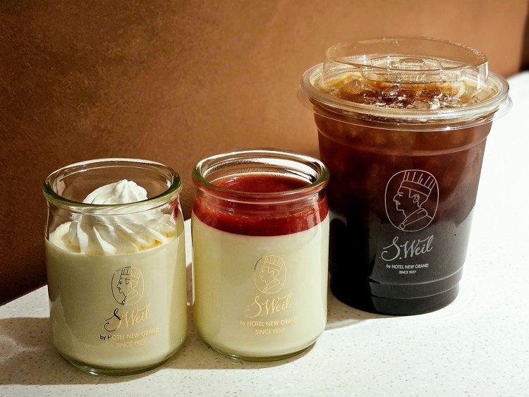 横浜高島屋店限定 S.Weilのババロア702円、S.Weilのババロア（いちご）756円、ザ・コーヒー（アイス）651円。※テイクアウト価格（イートインの場合は異なる）。