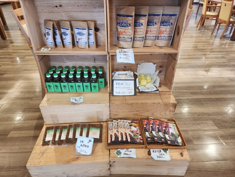 店内では一歩一歩オリジナルの出汁や千寿ねぎ味噌のほか、あだち菜うどんの乾麺も販売している。