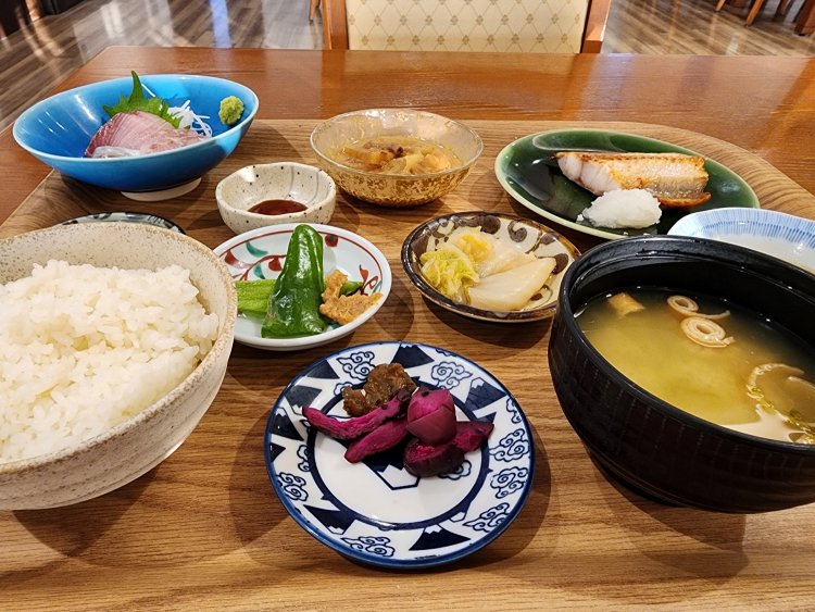 地元企業が運営する足立区役所『食堂ソラノシタ』。鮮魚に野菜に給食も！地域のつながりで区を盛り上げる