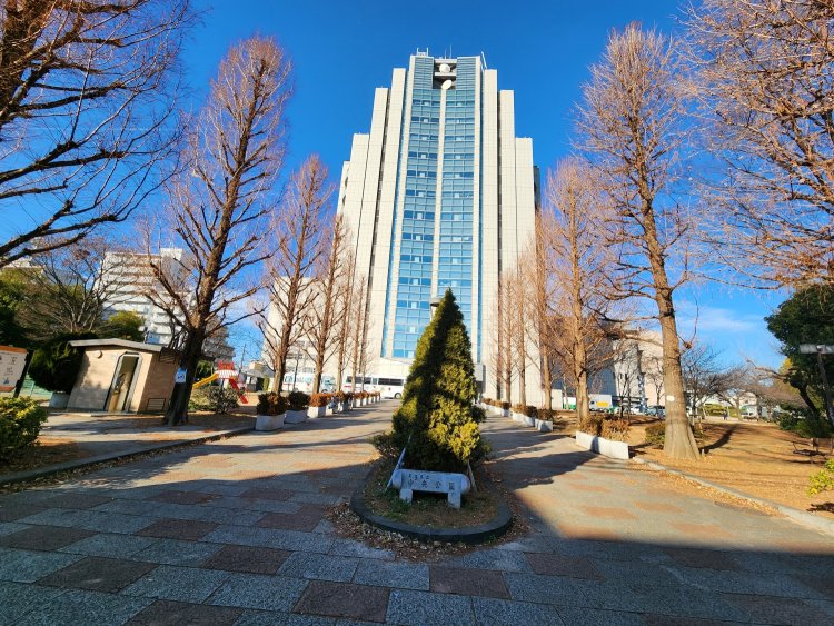 14階建ての足立区役所南館。中央館、北館とも直結している。