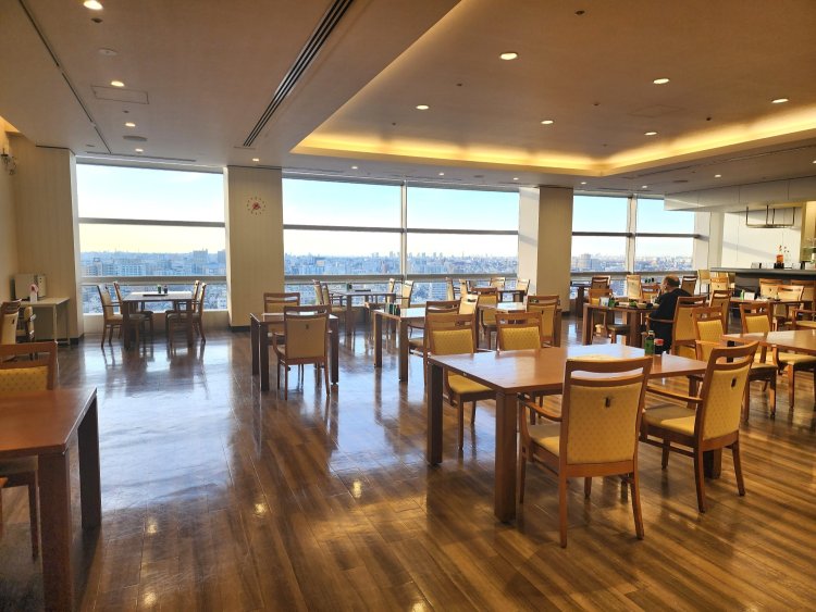 広く明るい店内。天気がいい日は富士山も見える。