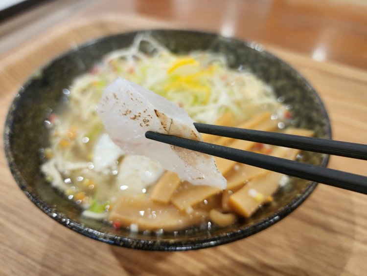 その日仕入れた新鮮な魚の切り身をあぶってのせる。この日の魚はメジナ。