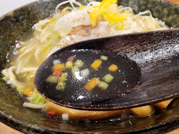 あら出汁と鶏白湯がお互いの旨味を引き立て合う。カラフルなあられの食感がいいアクセントに。