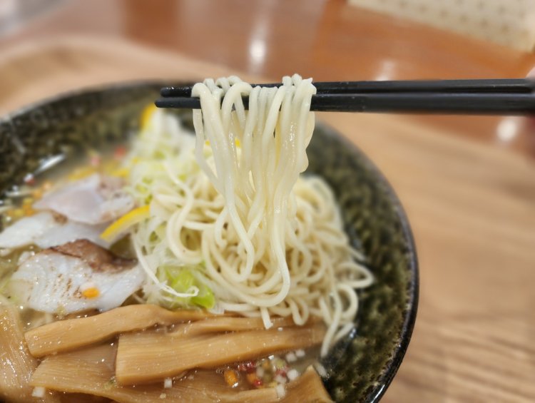 ストレートの中細麺は『麵屋 音』の自家製。スープとの相性抜群だ。