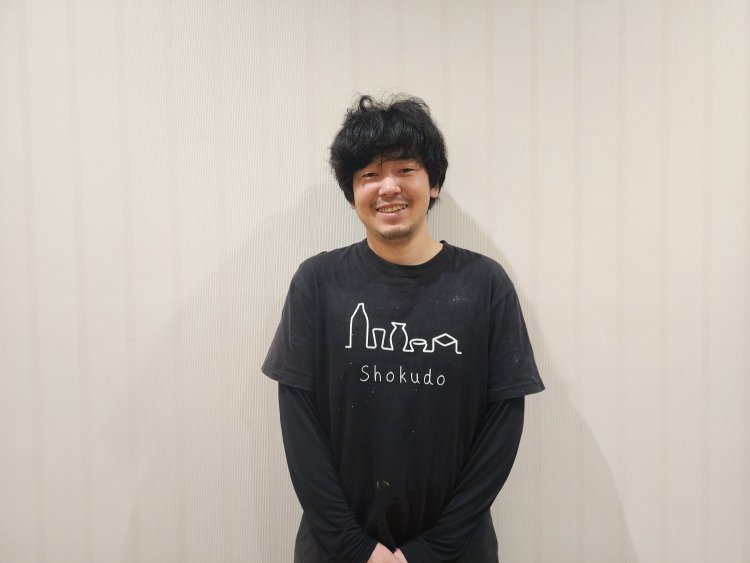 料理長の松澤さん。酒器がデザインされたTシャツがイカしてる！