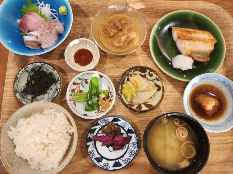 豆皿定食1408円。お盆を彩るためにすべて違う柄のお皿を並べるのがこだわり。