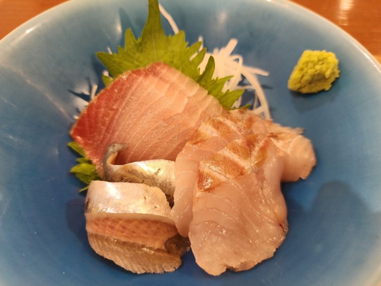 この日のお刺身は奥から時計回りにブリ、スズキ、イワシ。