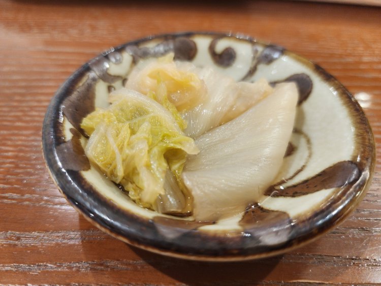 白菜の炊いたん。“炊いたん”とは関西の言葉で煮物のこと。やさしい出汁の旨味と香りを直に味わえる。