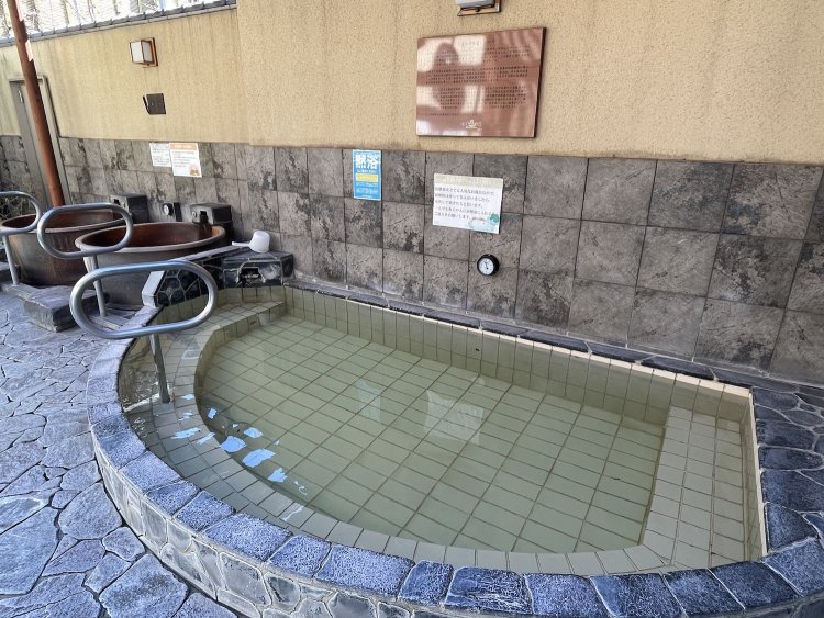 人気の炭酸泉は長く入っていられる温度。