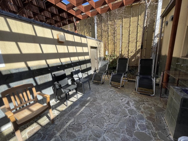 スーパー銭湯並みの広い外気浴スペース。