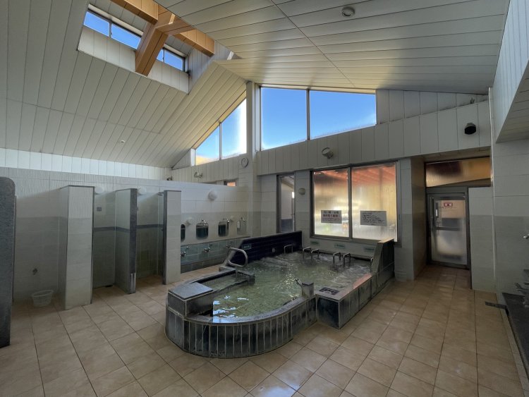 天窓と天井の近くにも窓があり、浴室を明るく照らす。