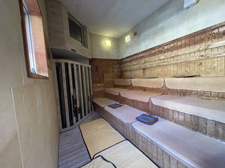 ブーム以前よりかなり温度を上げたサウナ。
