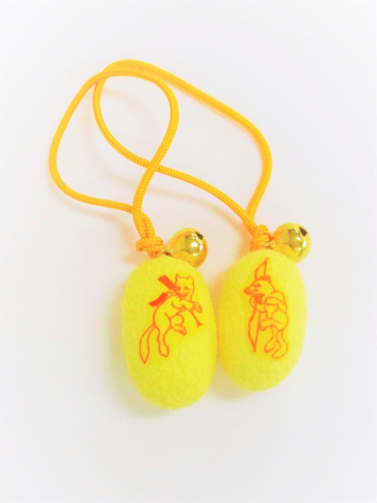 神社を守るきつねが描かれた「黄金繭守」は当日のみ授与。