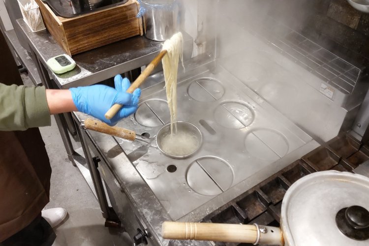 スープを用意しつつ麺を茹でていく。なめらかでコシがある、細めのストレート麺だ。