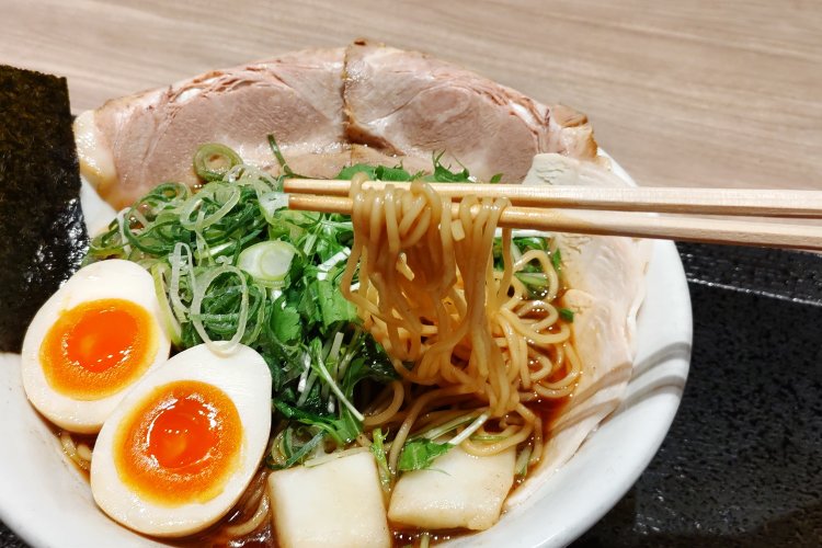 歯応えがいい細麺に、あっさり系でありつつ旨味たっぷりの醤油スープがよく絡む。