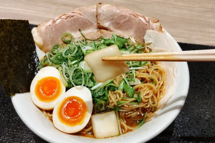 ラーメンのトッピングとしては珍しい、ひと口サイズの餅。スープはもちろん海苔との相性も抜群だ。