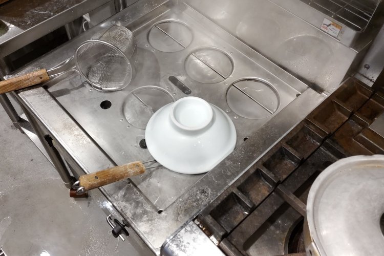 あらかじめ器をしっかり温めておくことで、盛り付けたスープや麺が冷めにくくなる。