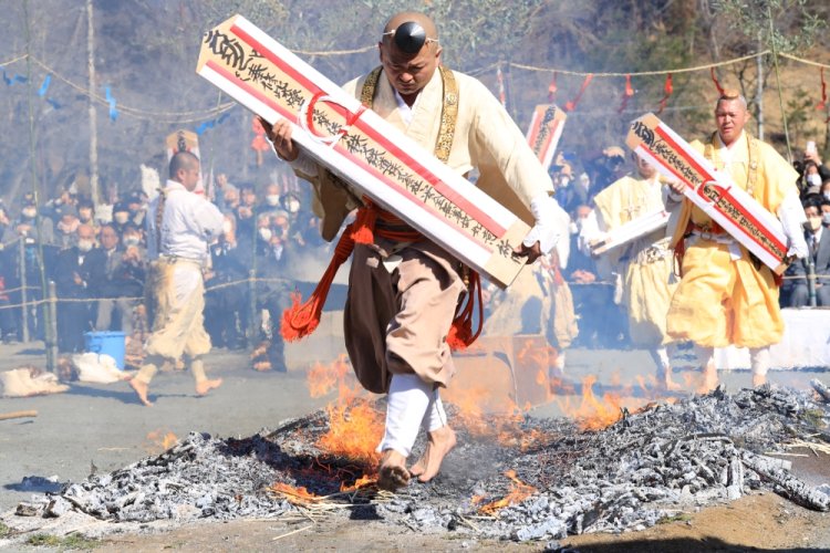 裸足の修験者たちが炎の中を駆け抜ける様子は迫力たっぷり！