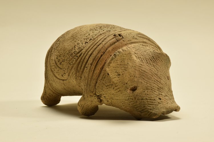 クマ形土製品 縄文時代晩期末～弥生時代 岩手県上杉沢遺跡 『二戸市文化財埋蔵センター』蔵 （※展示は複製品。『国立歴史民俗博物館』蔵）。