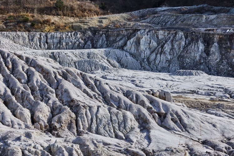 陶磁器製品に使用する原土の採掘鉱山 撮影＝西部裕介。