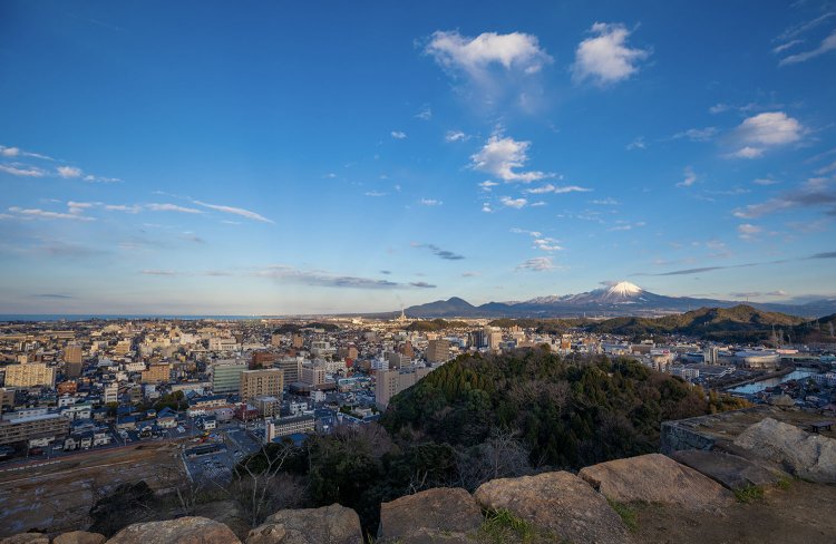 米子市街から望む市街地。大山（だいせん）の姿も！（撮影＝中野一行）。