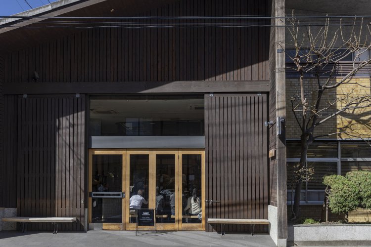 渋い板張りの外観が目印。