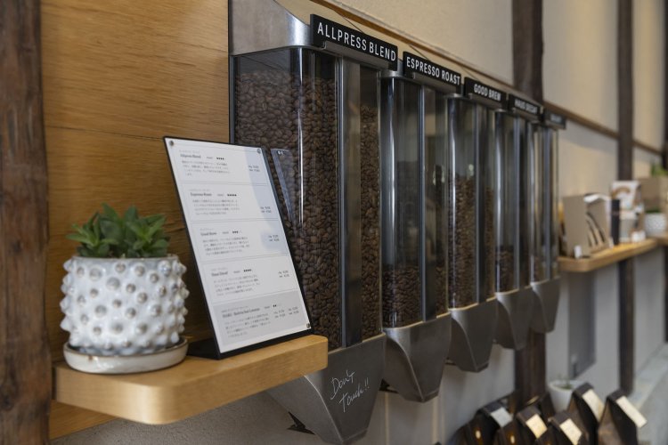 扱うブレンド豆はすべてシングルオリジンでも通用する良質なもの。平日は毎日焙煎している。