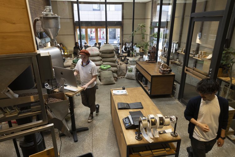 店内奥は広い焙煎スペース。ローリングの15kg釜が中央に鎮座。