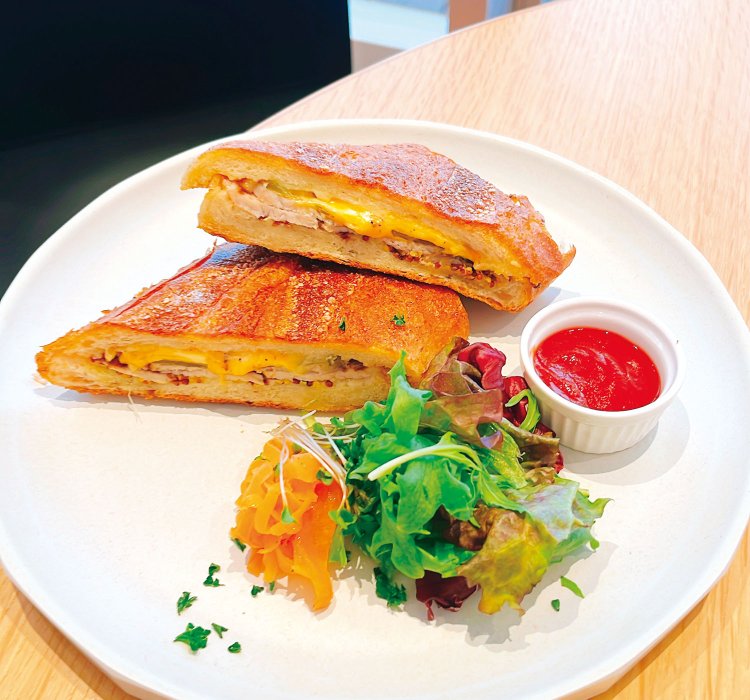 地元の人気カフェレストラン『SEVENDAYS CAFE』が出店し、食×アートの空間を提供。