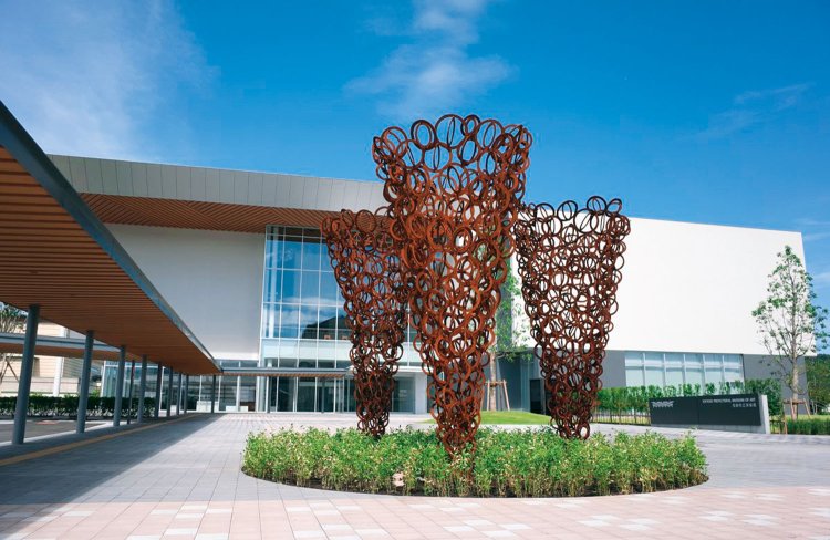 東側エントリープラザに設置された、青木野枝による彫刻作品《しきだい》。