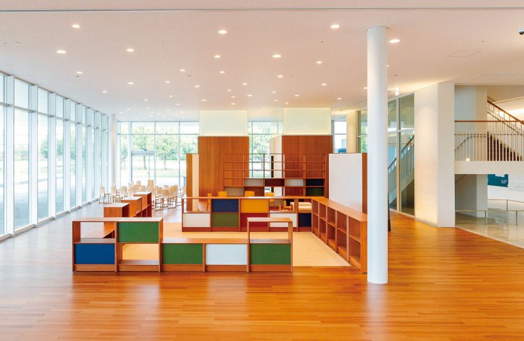 海、山、砂漠など、鳥取にちなんだ色を採用した「キッズスペース」。一面のガラス窓から明るい光が差し込む。