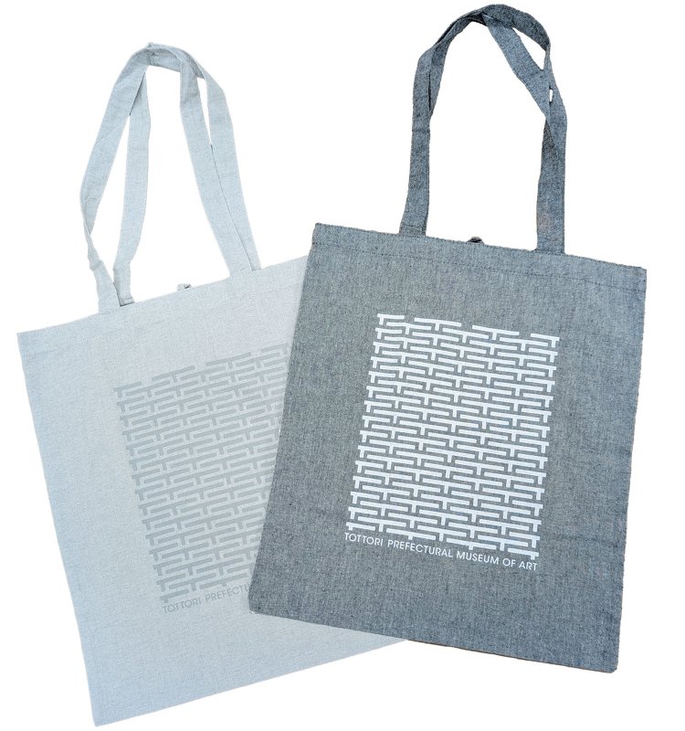 鳥取県出身のデザインユニット「FAN」とコラボ開発したオリジナルクーピーやトートバッグなども。