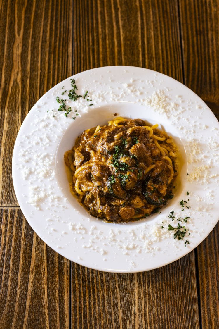 ランチのパスタは全7種で、6種は月替わり。唯一の定番が牛スジとズッキーニのラグーパスタだ。