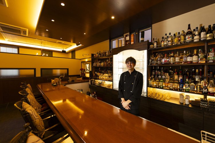 バー居抜きの内観が豪奢だが、照井さんの気さくな人柄で、妙に和む。