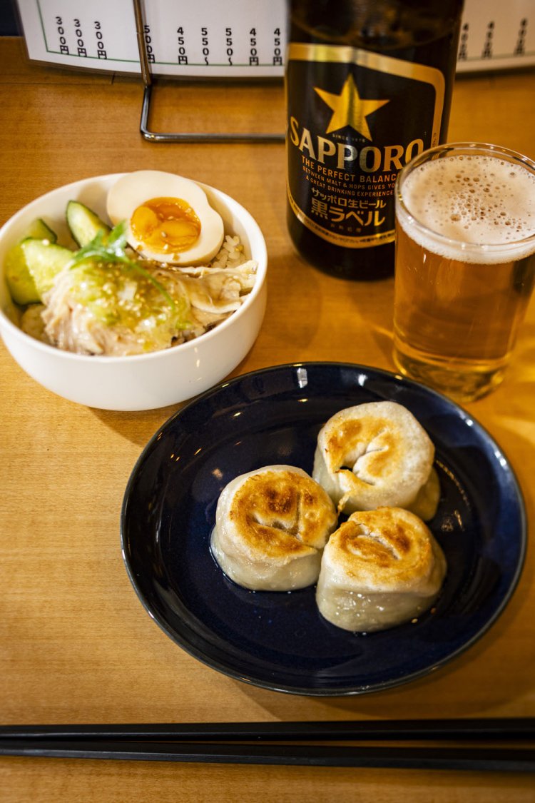 口中でスープあふれる焼き餃子250円はビール600円が外せぬ。鶏茸飯350円も付けてまえ！