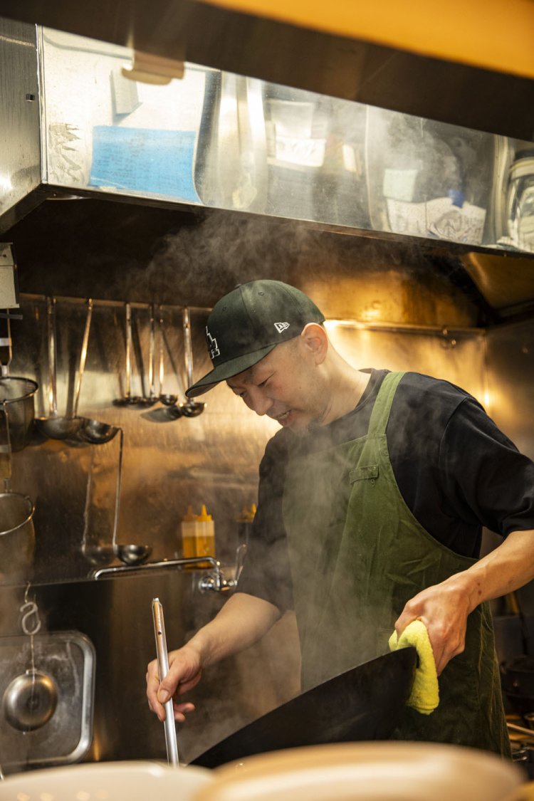 慣れた手付きでテキパキ調理する池田さん。松戸暮らしも長い。