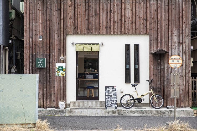 大通り沿いでひと際目立つ木のしつらえ。カウンターには昼飲み客もちらほらと。