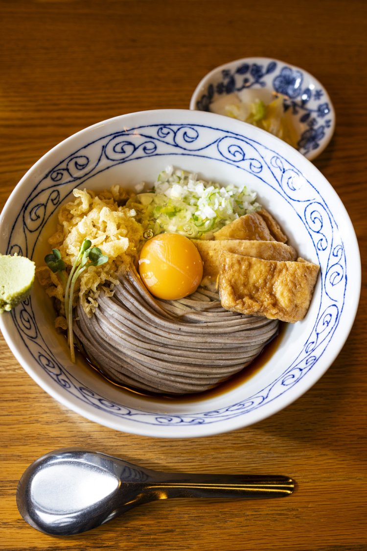 冷やしたぬき蕎麦950円。松戸の老舗・安藤豆腐店の油揚げが美味なのだ。