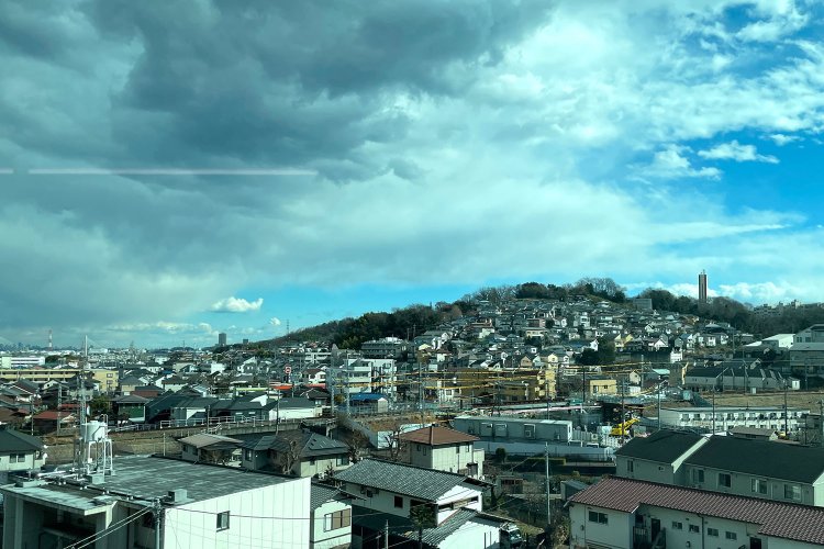 日野市高幡付近、モノレールからの車窓風景。丘の上には、戸建ての家々が立ち並ぶ。