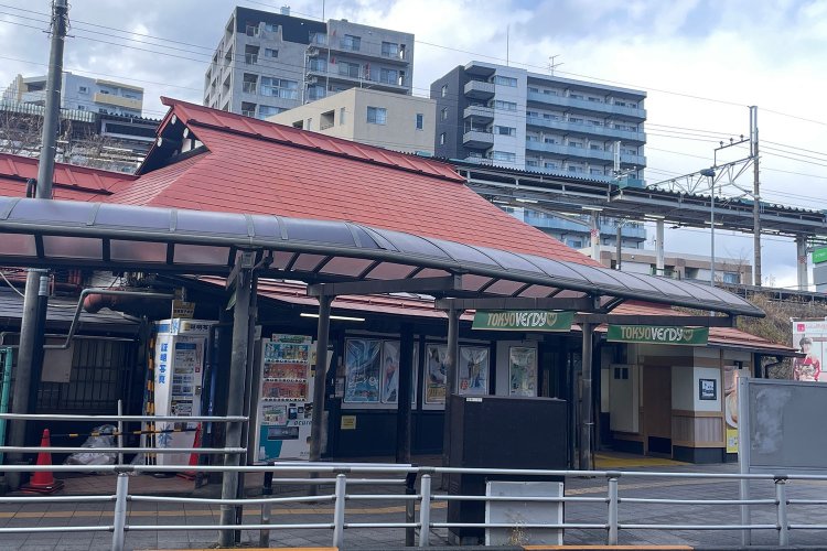 日野駅。民家風の駅舎に加え、吹きさらしのホームで感じる川風も、一種の名物か。
