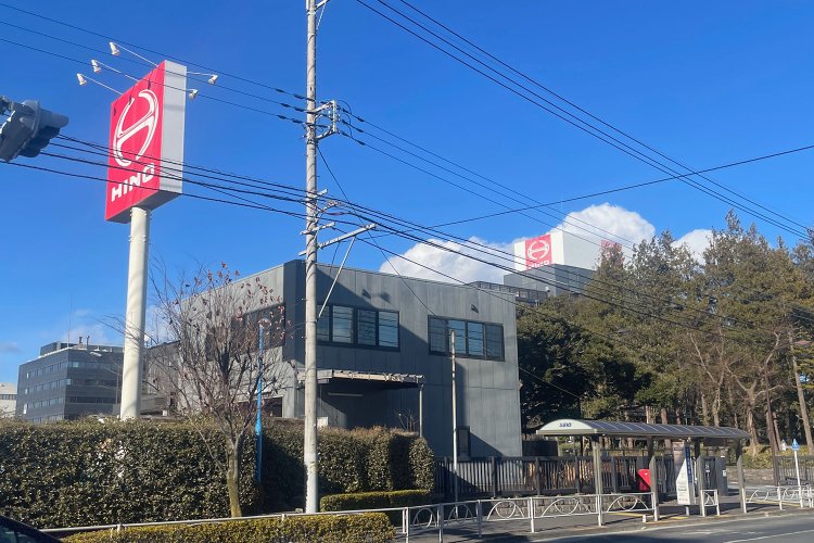 日野自動車本社。近年は、市外への工場機能のシフトが著しいようですが、本社は引き続き日野です。